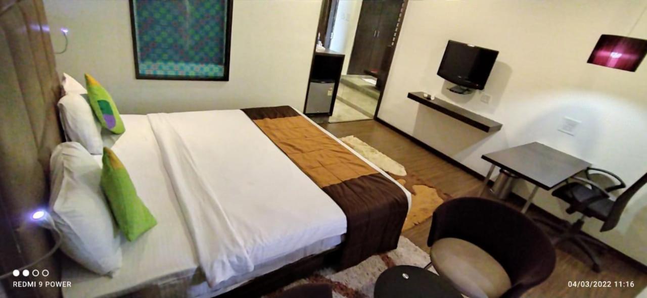 Hotel Lxia Hinjewadi - Indian Nationals Only Pimpri-Chinchwad Экстерьер фото